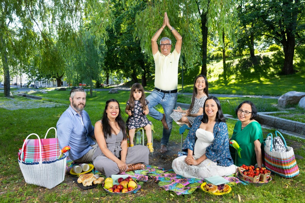 <b>YOGAENTUSIAST: </b>Svigersønnen Fredrik, datteren Mini, barnebarna Alila og Naomi, datteren Neha og kona Nilam koser seg med piknik i parken – mens Mahinder demonstrerer sine yogaferdigheter.