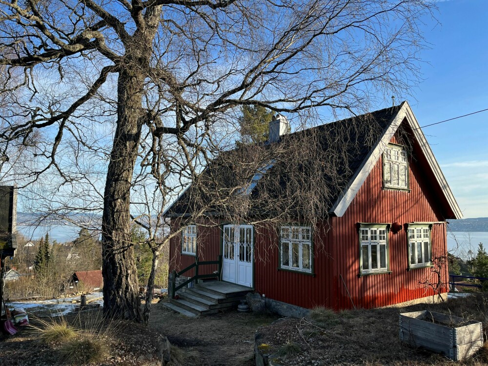 <b>LANDLIG IDYLL:</b> Her, i et lite rødt hus som en gang var en hytte, bor Vera med den yngste datteren og to katter. 