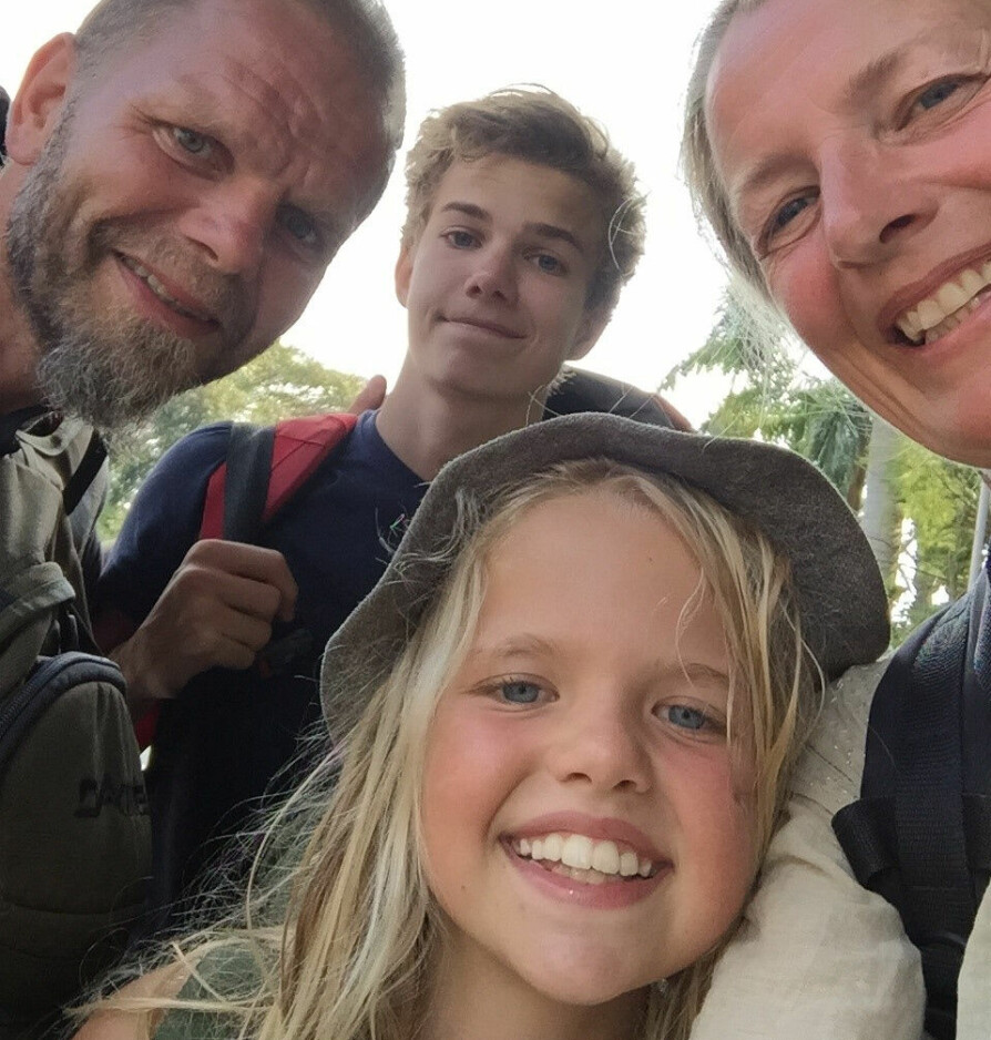 <b>FERIEMINNE:</b> En selfie av en lykkelig familie på tur på Sri Lanka. Trond, Rasmus, Josefine og Vera.