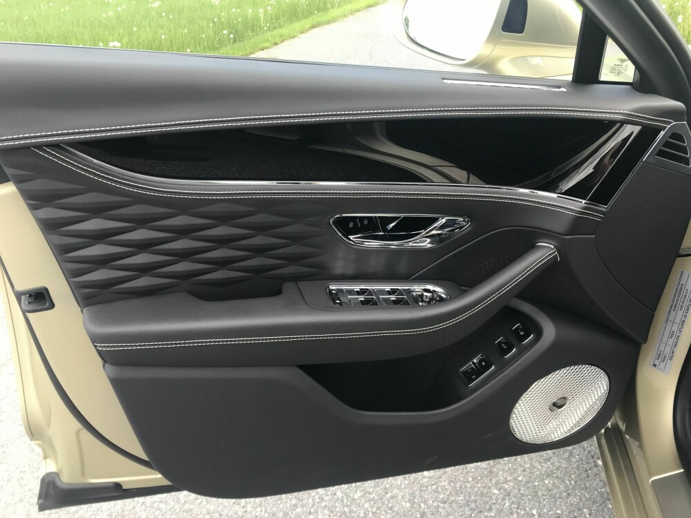 <b>UNIKT:</b> Tredimensjonalt diamantmønster i dørene stanset ut av skinn. Unikt for Bentley og kun tilgjengelig i Flying Spur.