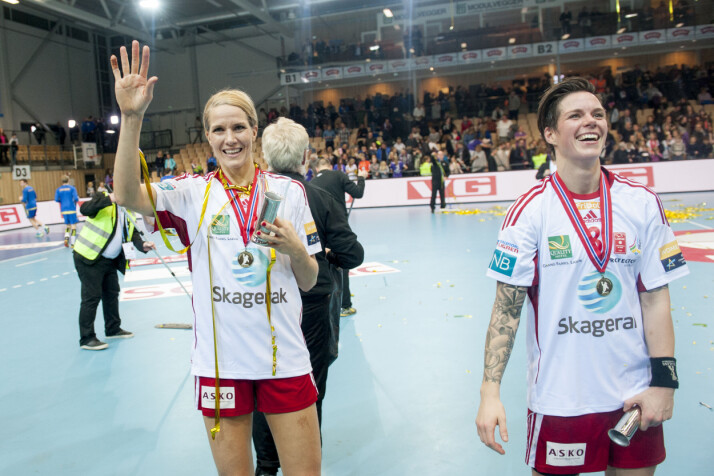 VINNERSKALLER: Gro Hammerseng-Edin (t.v) og Anja Hammerseng-Edin feirer etter cupfinalen i håndball for kvinner i 2015. Larvik vant kampen 28-19 og ble norgesmestere.
Foto: Jon Olav Nesvold / NTB