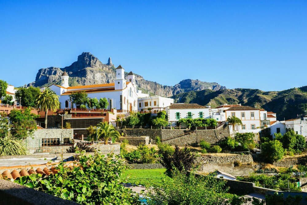 <b>TEJEDA:</b> Tejeda omtales ofte som Gran Canarias vakreste by og er et hyggelig utgangspunkt for Roque Nublo (skimtes i bakgrunnen) og Bentayga. 