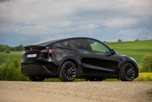 <b>SVARTE LYN:</b> Tesla Model Y Performance er en sjelden kombinasjon av sportsbil og rommelig SUV. Merkbart billigere og mer gjerrig på energiforbruket. 