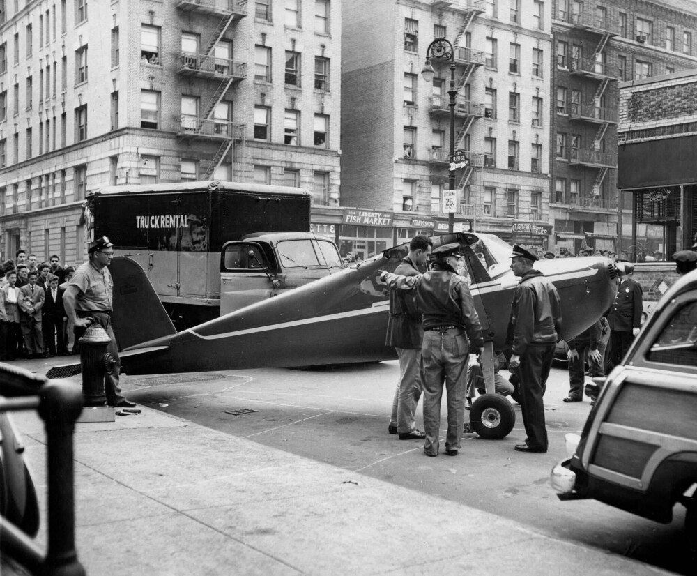 <b>ULOVLIG PARKERT:</b> Cessna-flyet i krysset mellom St Nicholas Avenue og 191. gate i New York morgenen etter at Tommy Fitzpatrick landet utenfor baren. Vingene ble fjernet før flyet kunne fraktes vekk. 