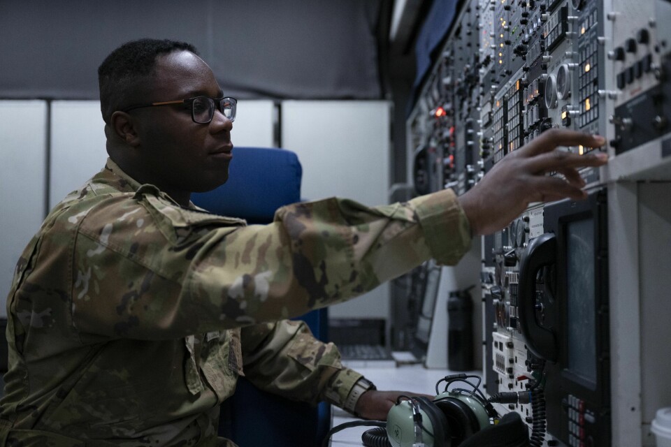 VIKTIG JOBB: Senior Airman Erskine Jones passer på at kjøle- og varmesystemene fungerer som de skal om bord i E-4B Nightwatch. Med store mengder spesialutstyr skjermet mot EMP er det en helt sentral oppgave i et fly på et slikt oppdrag.