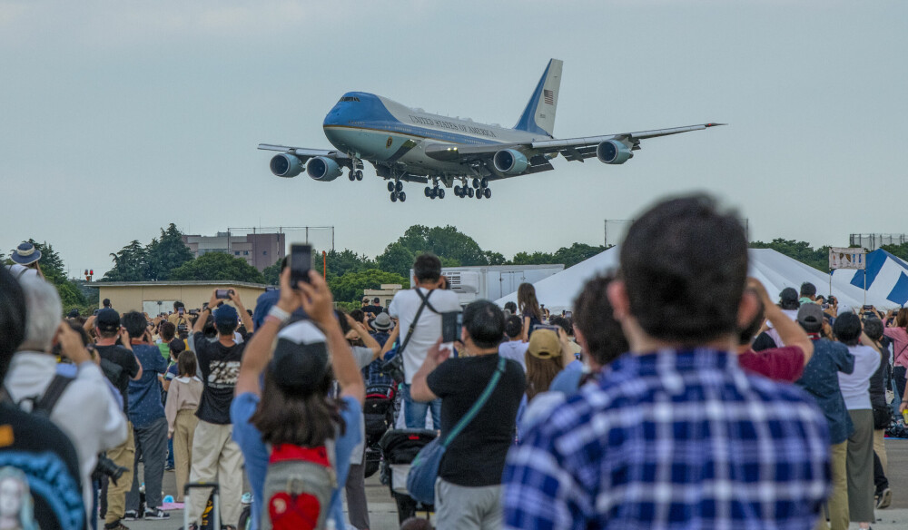 <b>VEKKER OPPSIKT:</b> Når Air Force One lander med presidenten om bord, blir det stor ståhei og medieoppmerksomhet. 