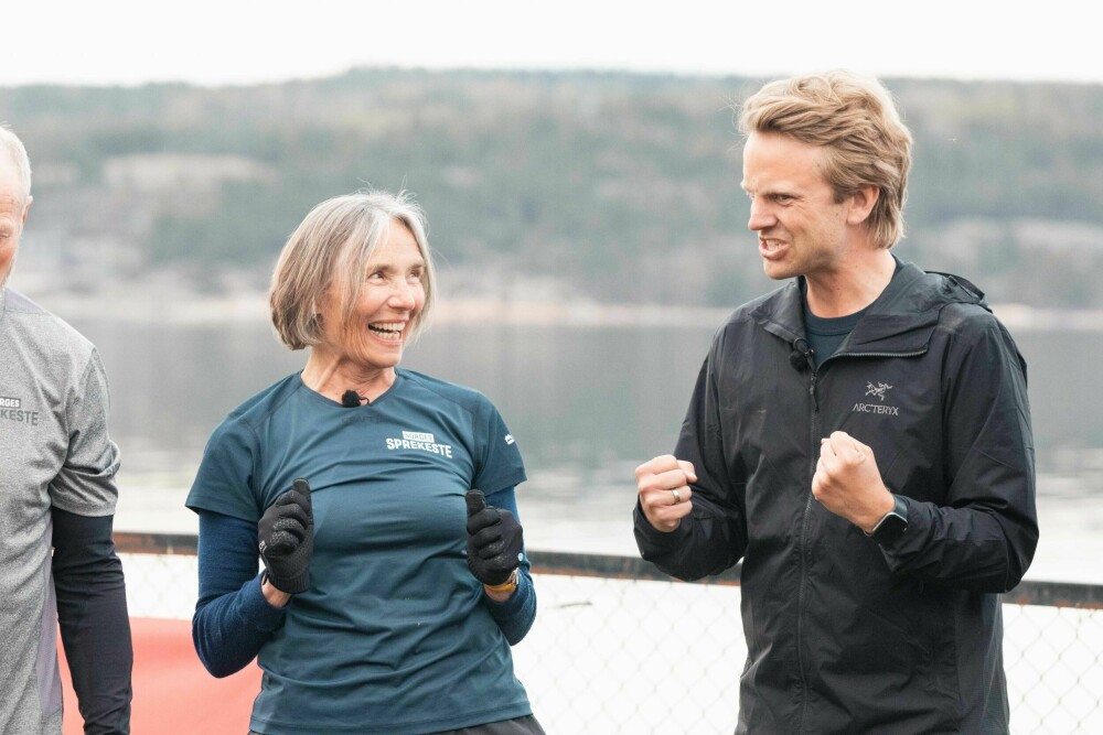 <b>GOD TONE:</b> Her er Linda sammen med programleder Erik Solbakken. Innspillingen foregikk i april og mai, og stemningen på feriekolonien ved Oslofjorden var munter og god.