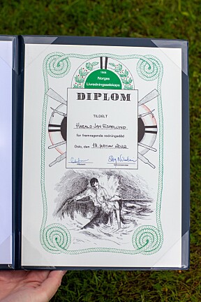 <b>DIPLOM:</b> Harald Jan Espelund ble æret av Norges Livredningsselskap for å ha reddet Sissel da hun nesten druknet.