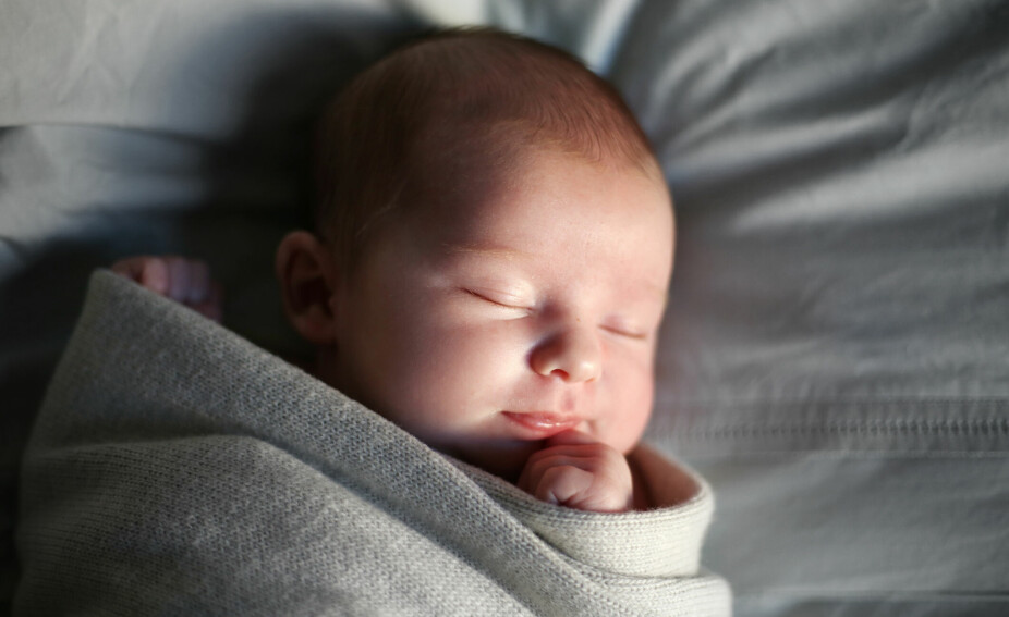 Selv om babyen er urolig og lager lyder i søvne, bør du unngå å bysse eller løfte opp barnet.