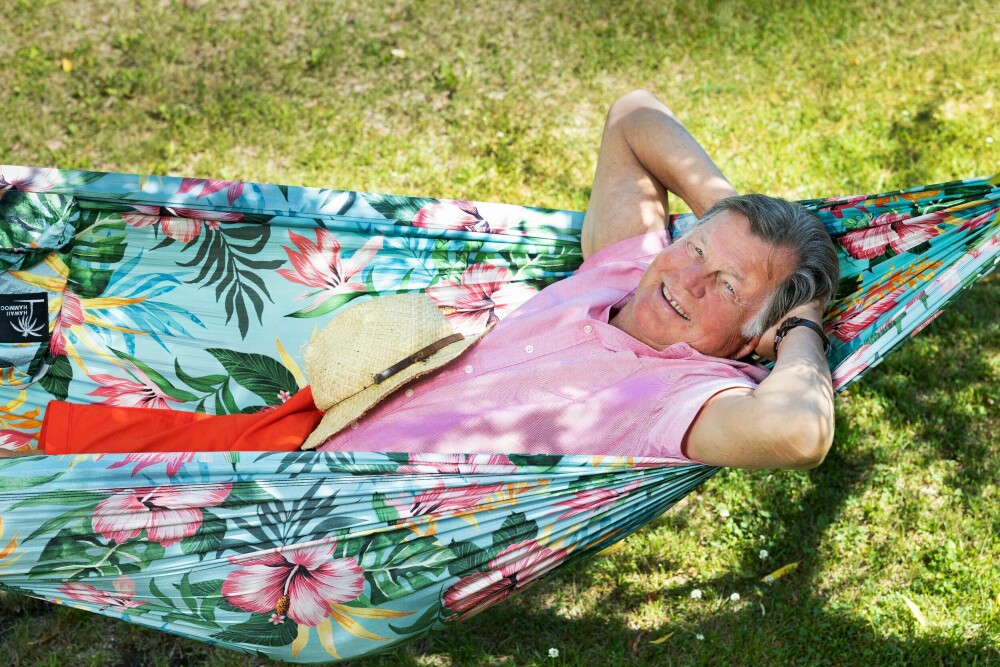 <b>ANDERS HATLO:</b> Mellom to pilet­rær i hagen kan Anders ligge i hen­ge­køya og slappe av. Selv om han fyller 75 er han fort­satt i jobb som skue­spil­ler, og på hytta lader han opp.