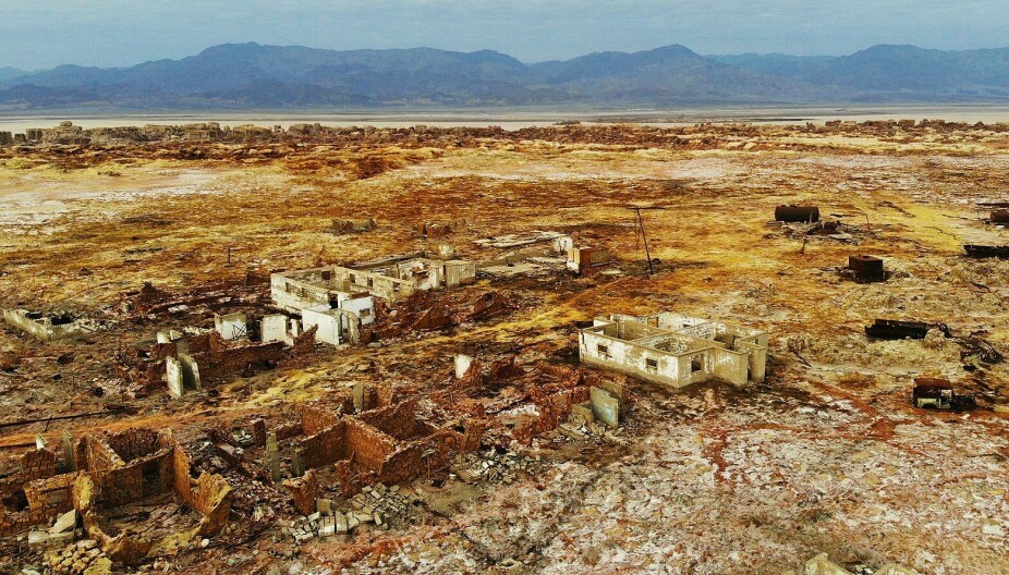 FORLATT: Ruiner i den forlatte gruvebyen Dallol i Etiopia. Bildet er tatt i 2020. Gulfargen på bakken skyldes den svovelholdige grunnen.