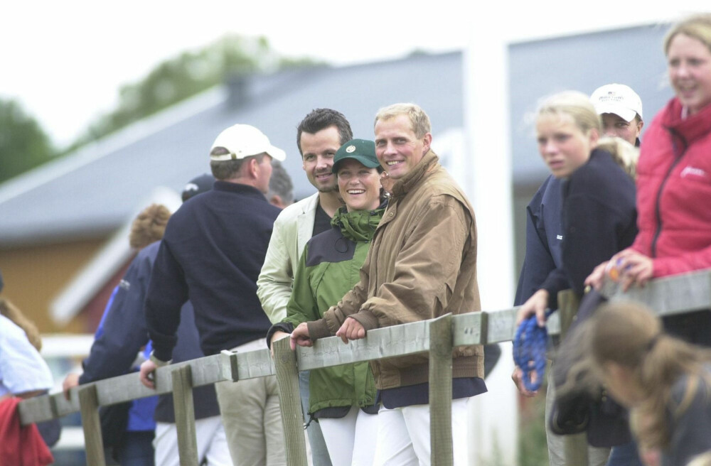 <b>ARI BEHN:</b> Her er Märtha sammen med daværende ektemann, Ari Behn og sin gode venn og trener, Esben Johannessen på ridestevne på Brunla NM-lag, 30. august, 2002.