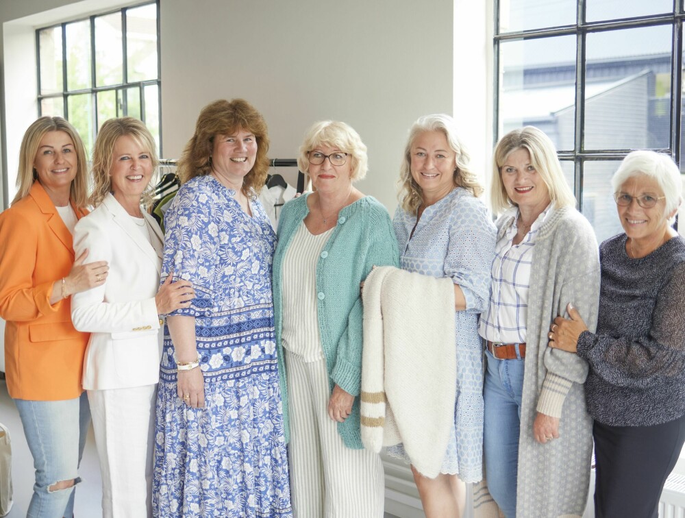 <b>KORTREIST STRIKK:</b> Denne flotte gjengen med Fredrikstad-damer har strikket klærne du ser i den nye boken Hést – sommstrikk. Fra ­venstre: Jeanette, Camilla, Elin, Liv Astrid, Lise, Anne og Anne-Mari.