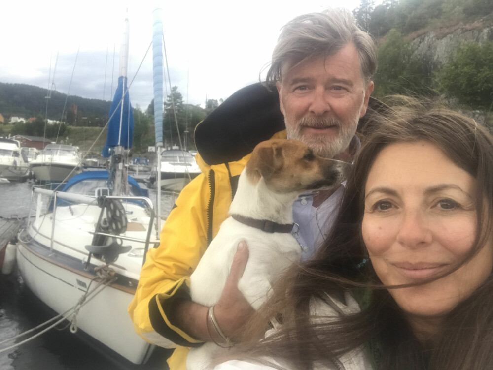 <b>LARS TANGEN:</b> – Billie håper fremdeles på at det er Lars som kommer seilende i en av båtene på Oslofjorden, forteller Claudia og viser frem et bilde av de tre. Hunden – og også Claudia – var ofte med båtentu­siasten Lars ute på fjorden.