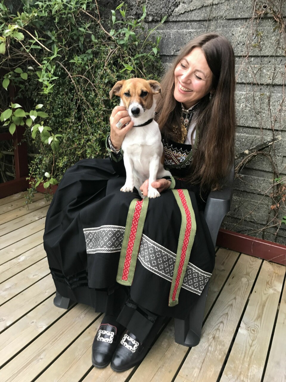 HUNDEN BILLIE: Både Billie og Claudia savner Lars, men finner stor glede og trøst i å ha hverandre.