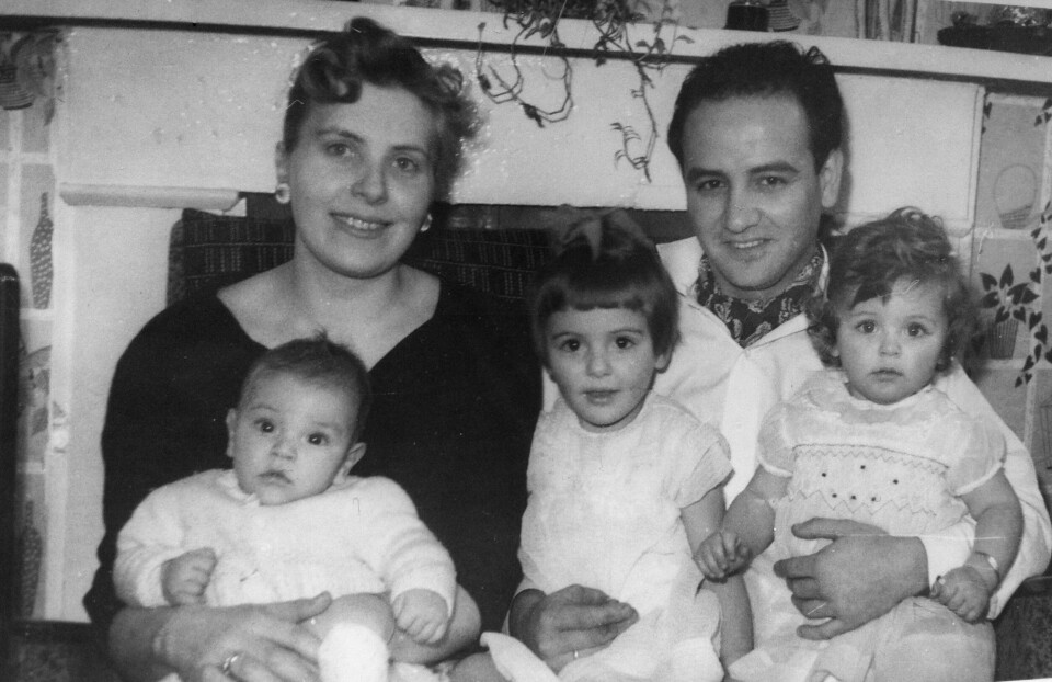 TRYGG BARNDOM: – Jeg er så takknemlig for den oppveksten våre foreldre ga mine søsken og meg, sier Claudia. Her er mamma Marit med broren Rolf, og pappa Clive med Claudia og Marita. Bildet er tatt i London i 59/60.