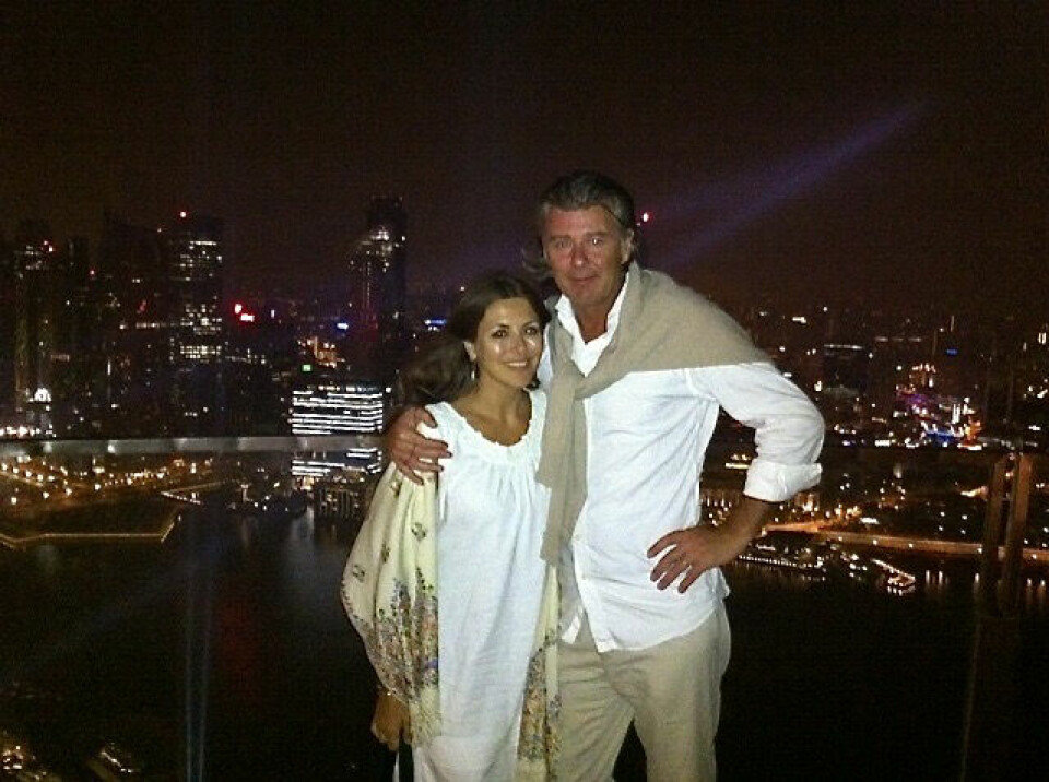 HJEMME I ØSTEN: Claudias far vokste delvis opp i Singapore, et av mange steder også hun føler seg hjemme. Her er Lars med til republikken i Sørøst-Asia. Bildet er tatt på taket av det ikoniske hotellet Marina Bay Sands med verdens største svømmebasseng på et tak. Filmen Crazy Rich Asians hadde sine siste scener derfra.