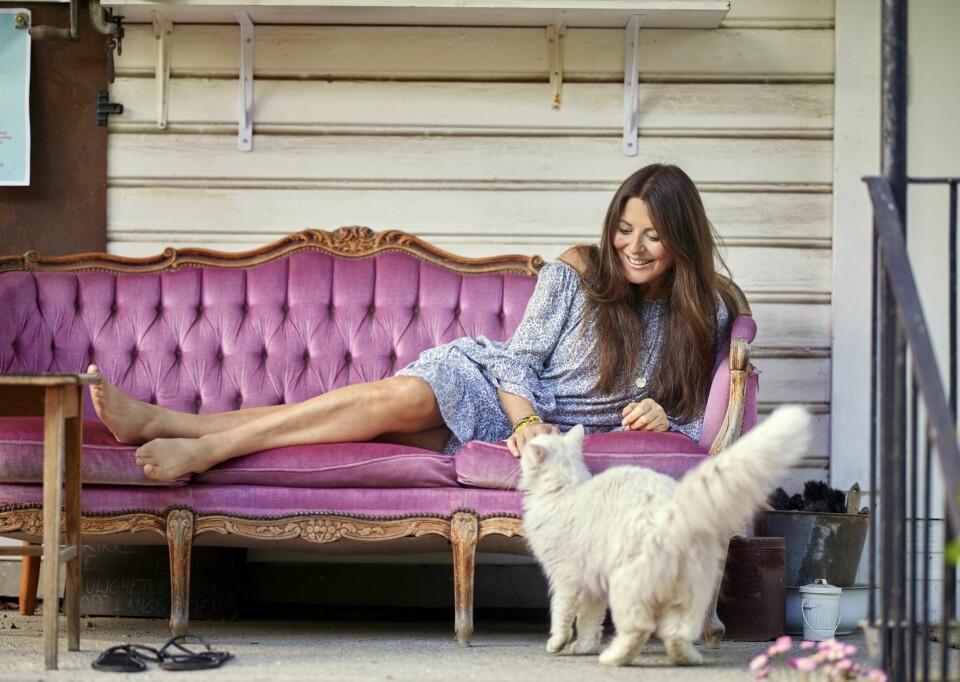 DYREGLAD: Claudia er glad i dyr, og de er glad i henne. Her er det en katt som gjerne vil hilse på den snille artisten.