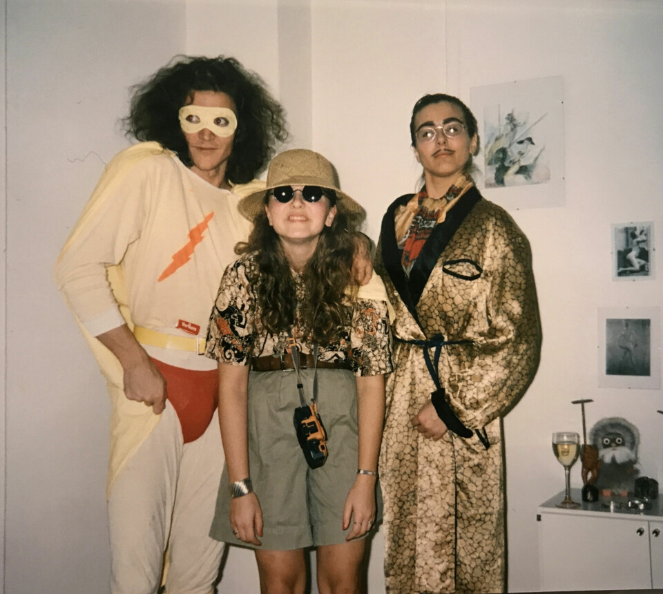 HUMOR: – Vi søsken har veldig mye moro sammen, forteller Claudia og blir lattermild bare det nevnes. Her fra 1980-tallet under karnevalstiden med broren Rolf og søsteren Trudi.