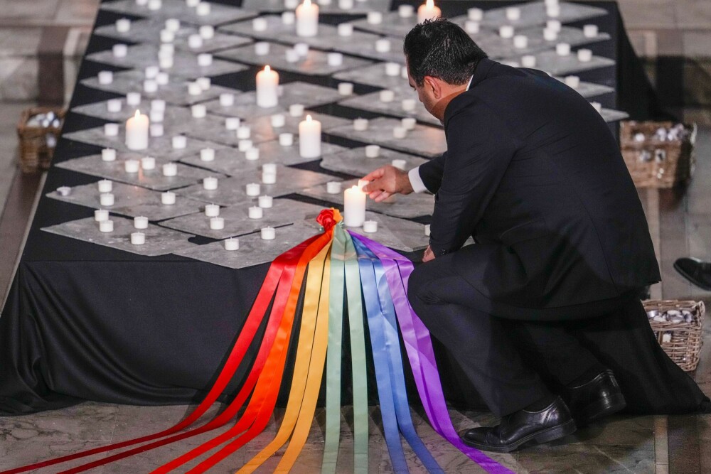 <b>I SORG:</b> Masud tenner lys under sørgegudstjenesten i Oslo domkirke etter angrepet i Oslo 25. juni 2022.