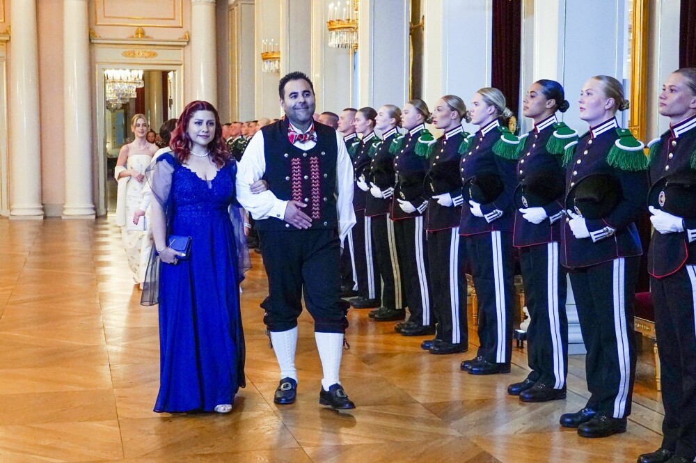 <b>PÅ SLOTTET:</b> Masud og kona går i prosesjon gjennom store festsal til gallamiddagen for prinsesse Ingrid Alexandra på slottet i juni.