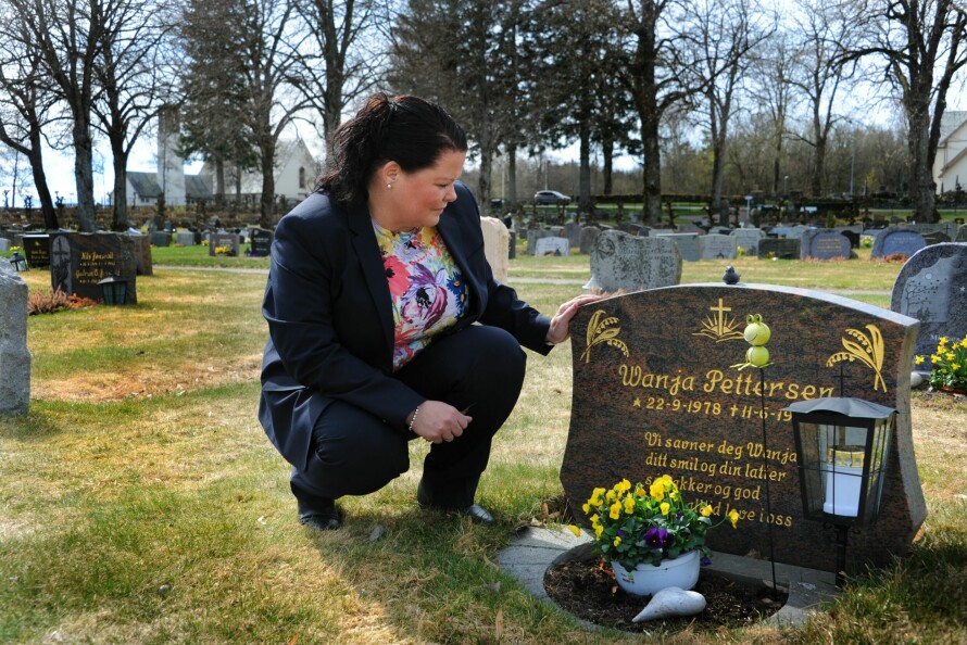 GRAVEN: Det er snart 30 år siden tvillingsøsteren døde, men Tanja trenger ikke å besøke graven for fortsatt å kjenne tilknytningen. Følelsene sitter i hjertet.