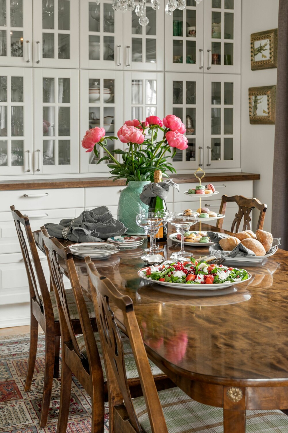 Spisebordet og -stolene er norskprodusert fra 1920-tallet og kjøpt brukt. Disse matcher en skjenk Birgitte arvet etter bestemoren sin. Den grønne vasen ble kjøpt på Kremmerhuset for mange år siden.
