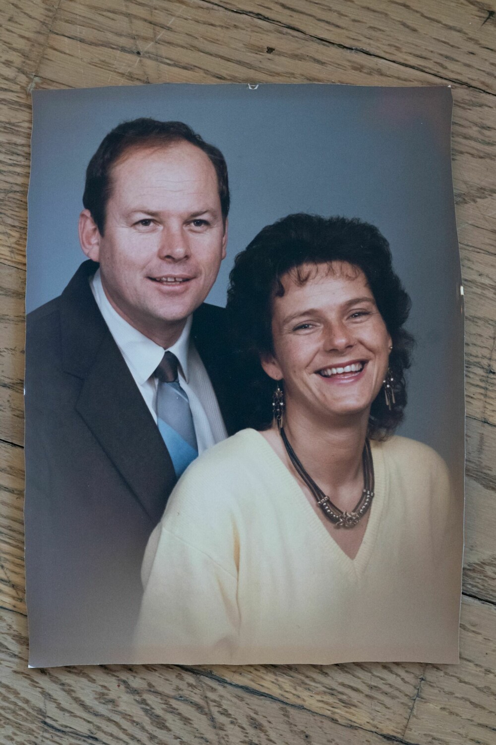 <b>HOS FOTOGRAFEN:</b> Da Tom fikk lillesøsteren på besøk første gang i 1988, tok han henne med til fotografen.
