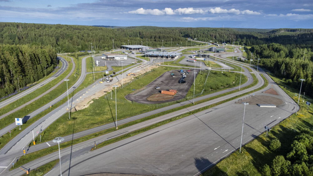 <b>TOMT OG STILLE:</b> Grenseovergangen ved Nuijamaa ligger omgitt av tykk skog. 90 % av trafikken er borte fra tiden før Covid. I det fjerne, bare noen hundremetere fra den finske grenseovergangen, ligger Russland. 