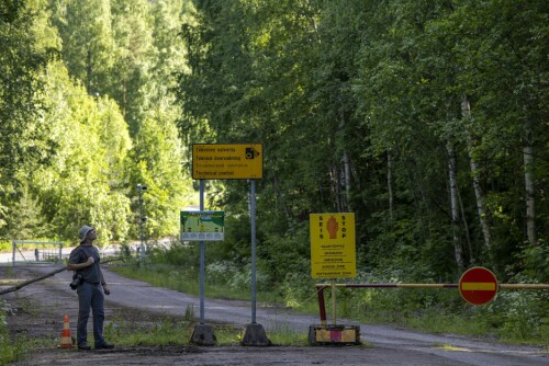 <b>MIDT I SKAUEN:</b> Grensen mellom Finland og Russland har få fysiske sperringer, stort sett skilt og gult sperrebånd. Ofte ikke det engang. Her er Haglund ved grensen i skogen, nord for Nuijamaa.