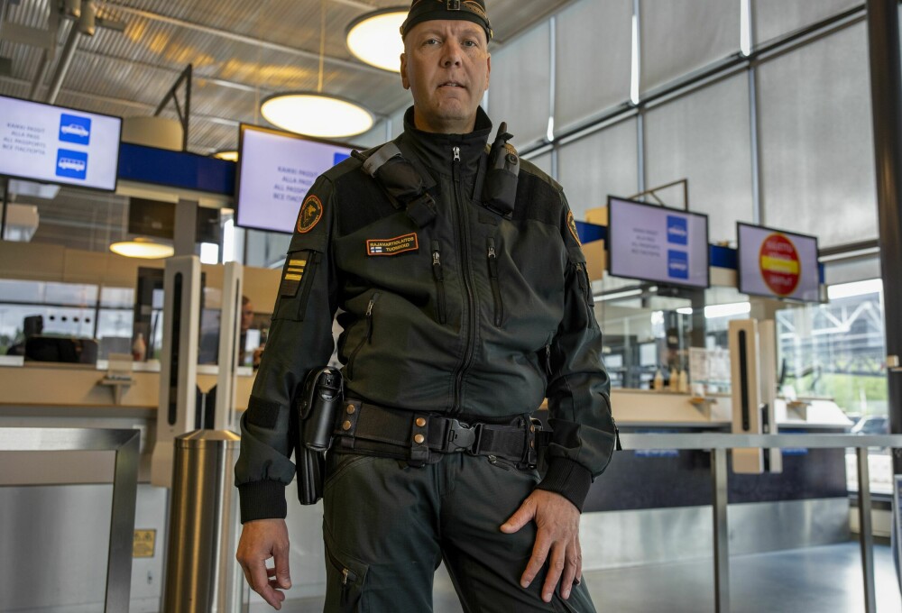 <b>30 ÅR PÅ GRENSEN:</b> Ilkka Tuomikko er en kriger, men han er samtidig en av de hyggeligste og mest gjestfrie grensevaktene jeg noen gang har møtt. Han begynte i yrket i 1993, og trives svært godt. Her foran passkontrollen på russergrensen.