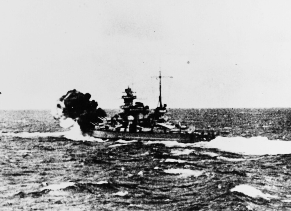 <b>DØDSSTØT:</b> Fra slagskipet Gneisenau ble tvillingskipet Scharnhorst fotografert mens det skjøt HMS Glorious i senk.