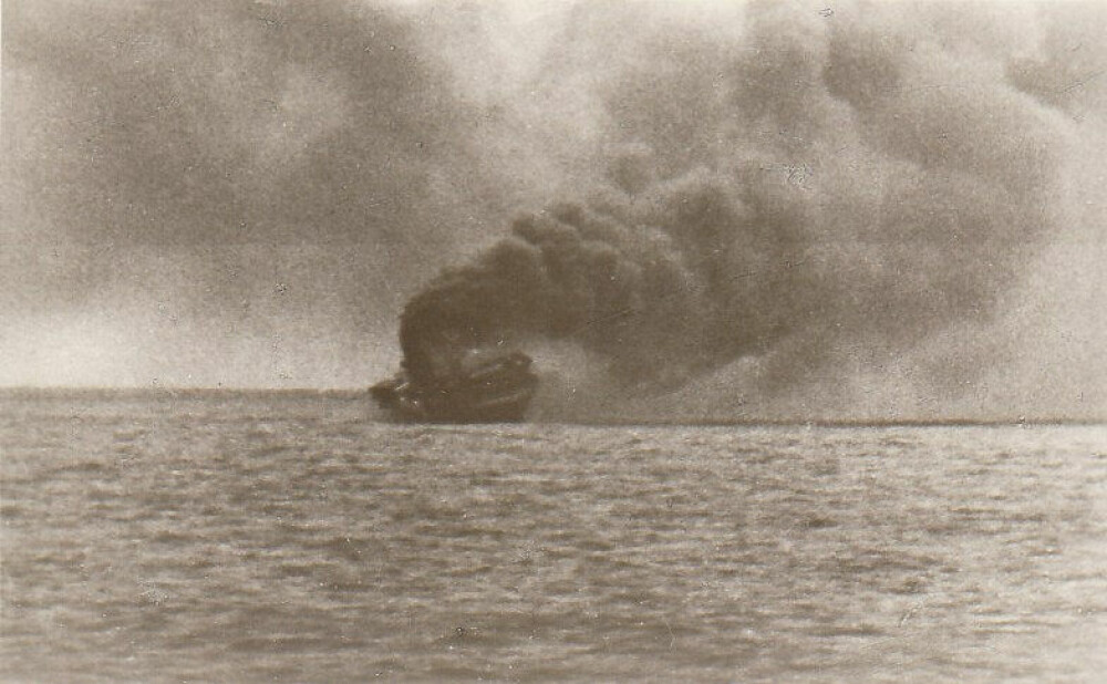 <b>DØDSDØMT:</b> HMS Glorious fotografert fra det tyske slagskipet Scharnhorst i det Ronald Healiss kjempet for livet om bord.
