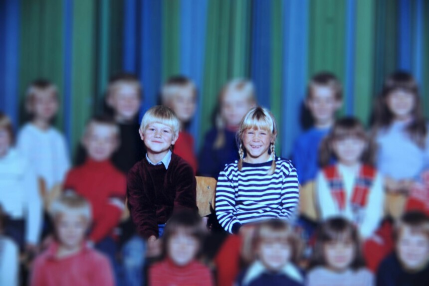 DEN SPEDE STARTEN: Eirik lente seg godt til siden under fotograferingen av førsteklassebildet. Han var redd for å få jentelus av Tina.