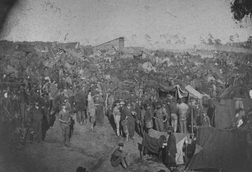 <b>OPPRIVENDE SYN:</b> Krigsfanger venter på mat­rasjoner ved hoved­inngangen <br/>til Andersonville under den amerikanske borgerkrigen.