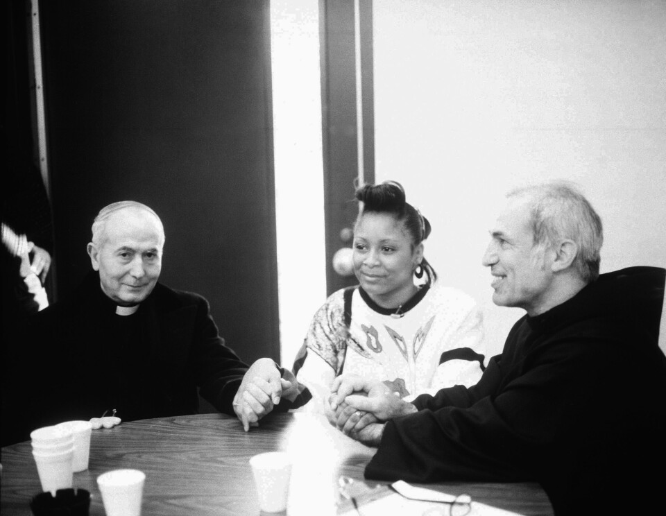 UTSENDING FRA ROMA: Dødsdommen mot Paula Cooper rystet en hel verden. Fra Paven i Roma kom broder Bermano Greganti (t.v.) i 1989. Delegasjonen fra Roma presenterte en liste med en million underskrifter som alle ba om nåde for den da 19 år gamle jenta.