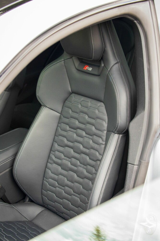 <b>SITTER LENGE:</b> Audi har orden på det som handler og sittestilling og komfort. Det gjør RS e-tron GT til en virkelig langtursvenn. 