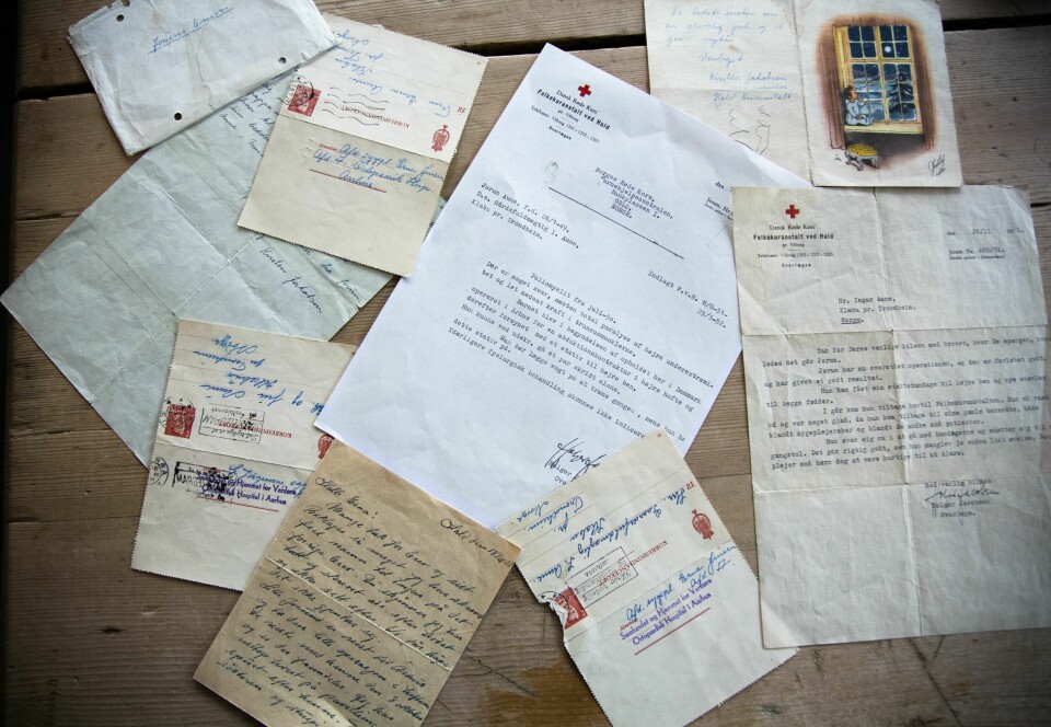 JORUNNS BREV: Da hun var voksen, ga Jorunns far henne en bunke brev fra den gangen hun som barn bodde på Folkekuratanstalten i Danmark. På brevet øverst til høyre sitter et lite barn og ser ut mot stjernene. Som liten trodde Jorunn at barnet var henne sel.v. Brevene var kortfattede og positive. Den dag i dag undrer Jorunn på om hun virkelig hadde det så godt som det står beskrevet i brevene. Mye kunne tyde på at det ikke var slik.