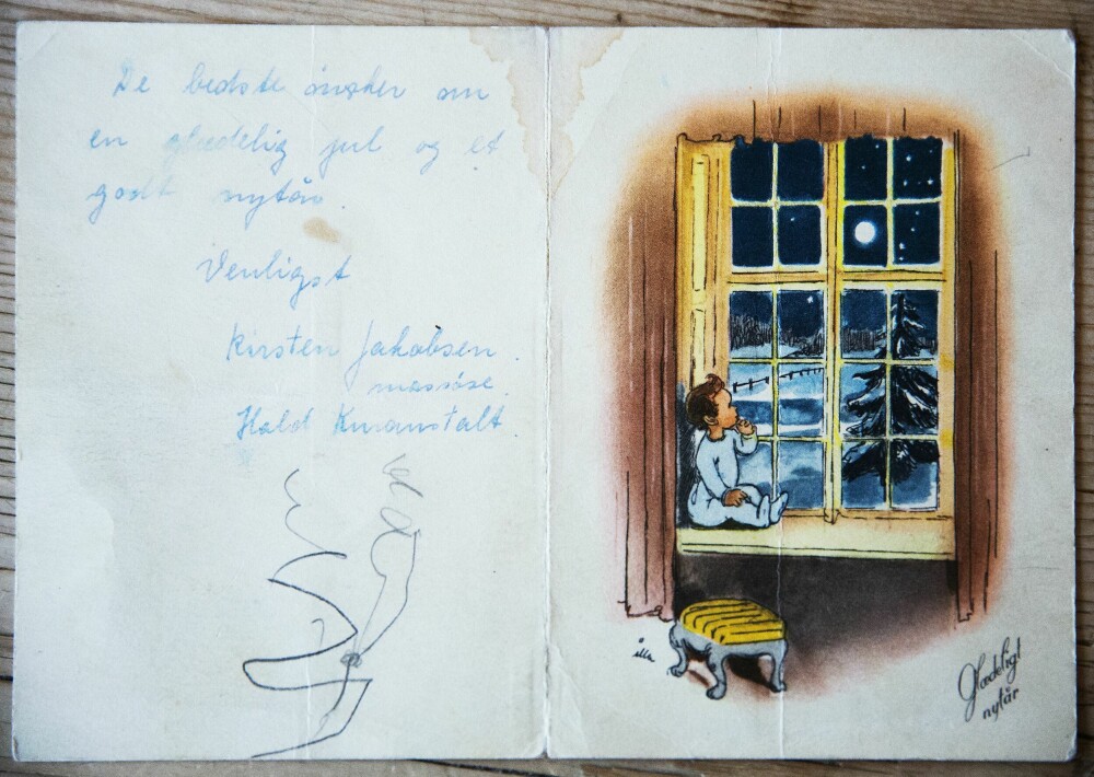 <b>DEN LILLE JENTA:</b> Blant brevene til Jorunn lå det et lite julekort skrevet til foreldrene hennes fra sykehuset i Danmark. Som liten trodde Jorunn at det var bilde av henne som satt og så på månen stjernene i vinduet.  