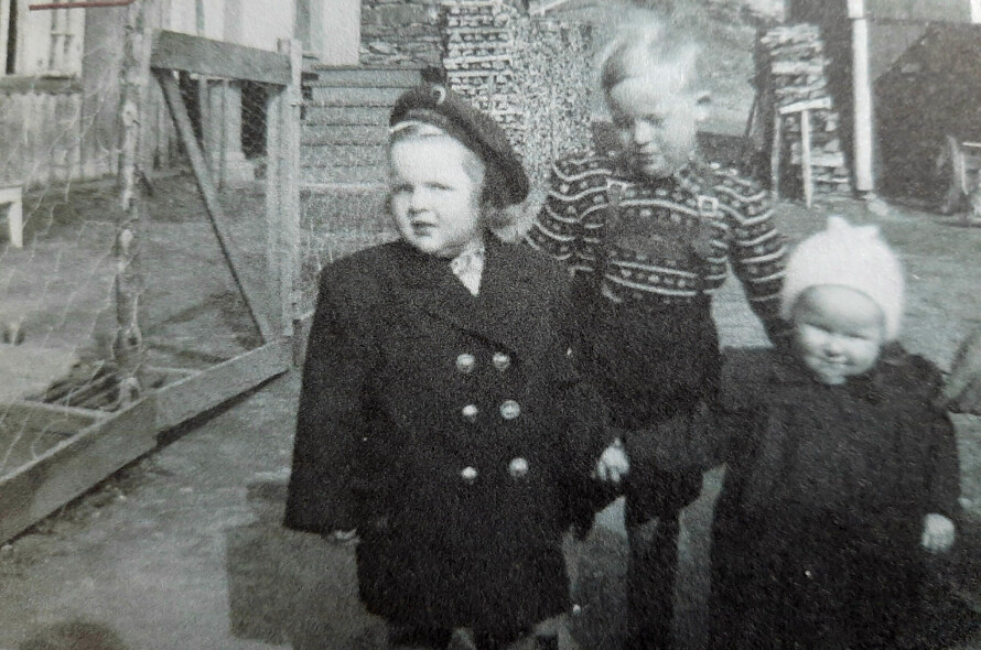 GLAD BARDOM: Jorunn (til høyre) vokste opp med fire søsken. Ingen snakket med Jorunn om at hun var lam i høyre ben på grunn av sykdommen poliomyelitt, men for Jorunn var det viktig å være som andre og bli med på det meste.