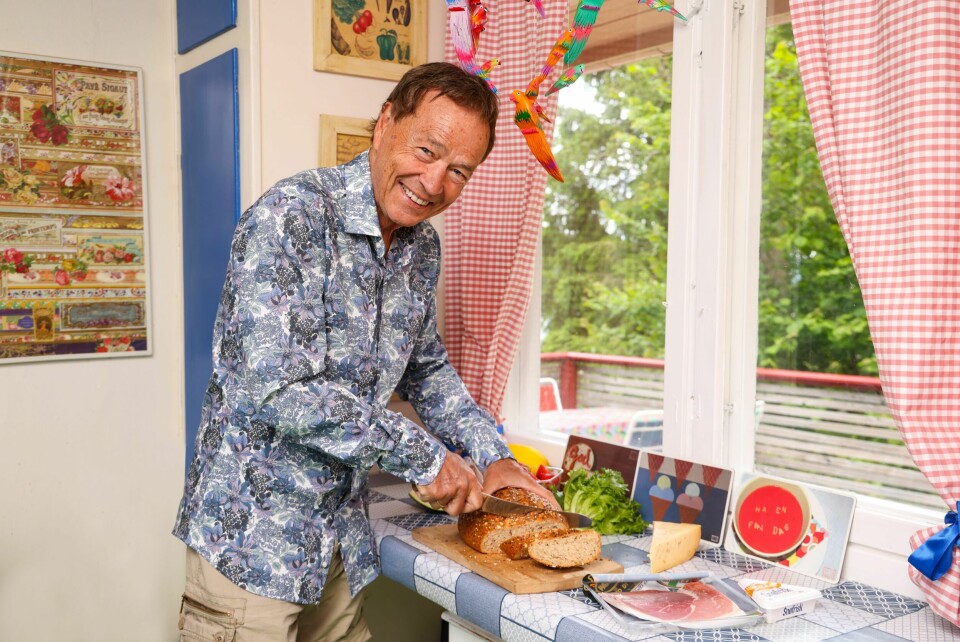 AAGE KVALBEIN: Det er Aage som lager maten både hjemme og på hytta. Hadde det vært Mari som sto for matlagingen, ville det blitt brødskive til middag, mener hun.