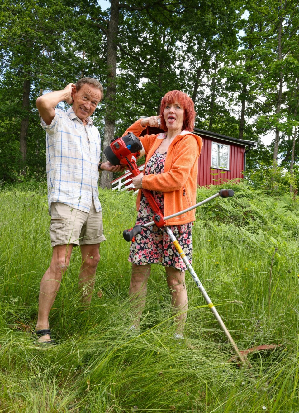 PRAKTISKE UTFORDRINGER: – Når det gjelder praktiske ting er Aage helt dust, sier Mari og ler. Da Her og Nå besøkte paret på hytta, hadde Aage slått gresset med ljå fordi de ikke fikk startet bensinklipperen.