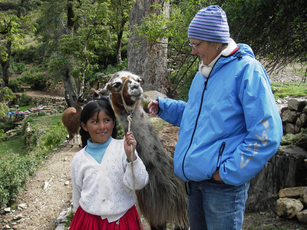<b>GODT LIKT:</b> Lisbeth hadde en godhet som gjorde at hun hadde særdeles godt lag med både barn og dyr. Noe som vises tydelig i dette bildet fra Titicacasjøen i Bolivia, hvor hun og Mette var på tur i 2006.