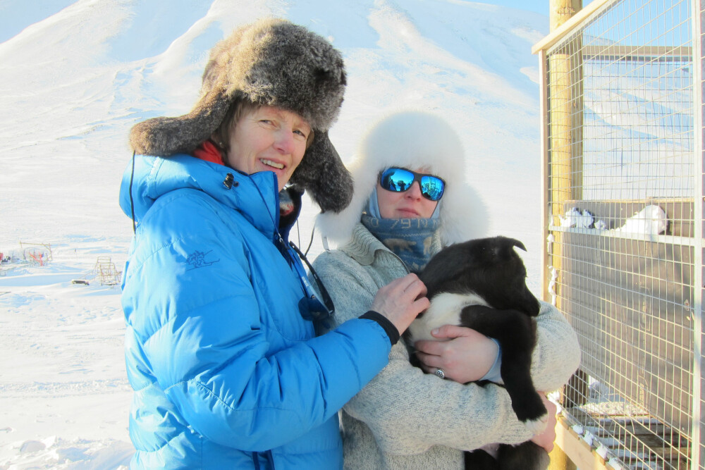 <b>RETT FØR DE FANT KREFTEN:</b> Lisbeth og datteren Helèn på tur med Mette for å oppleve Svalbard i 2018.