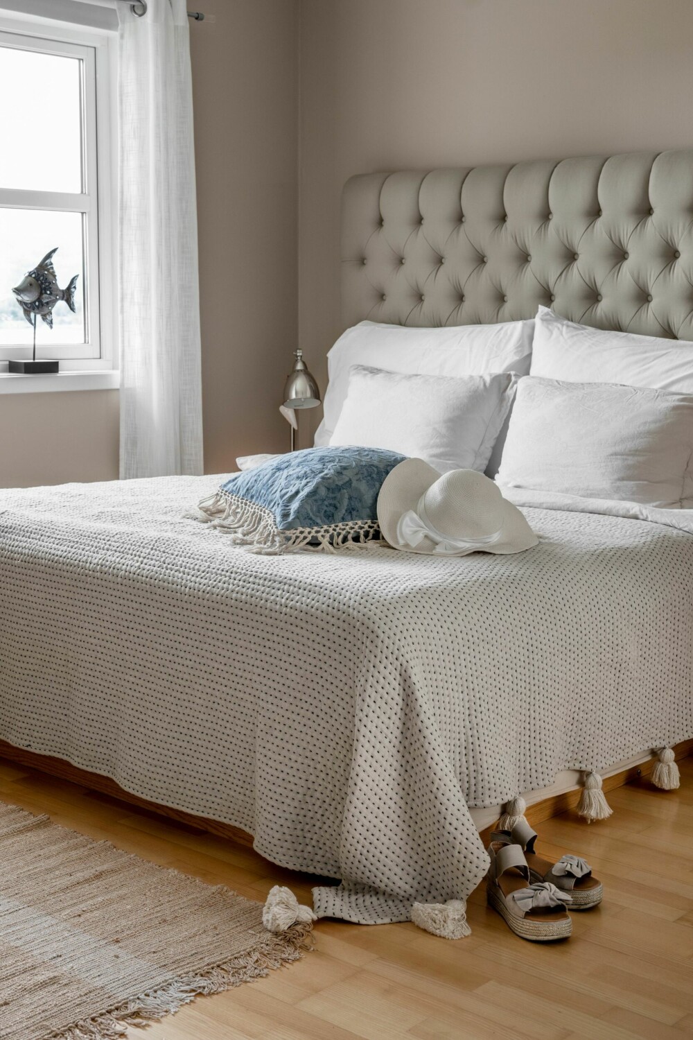ROLIG ATMOSFÆRE: Veggene på soverommet er malt i fargen Devine. Sengegavlen erfra TM Design, mens sengeteppet er kjøpt på Ikea.