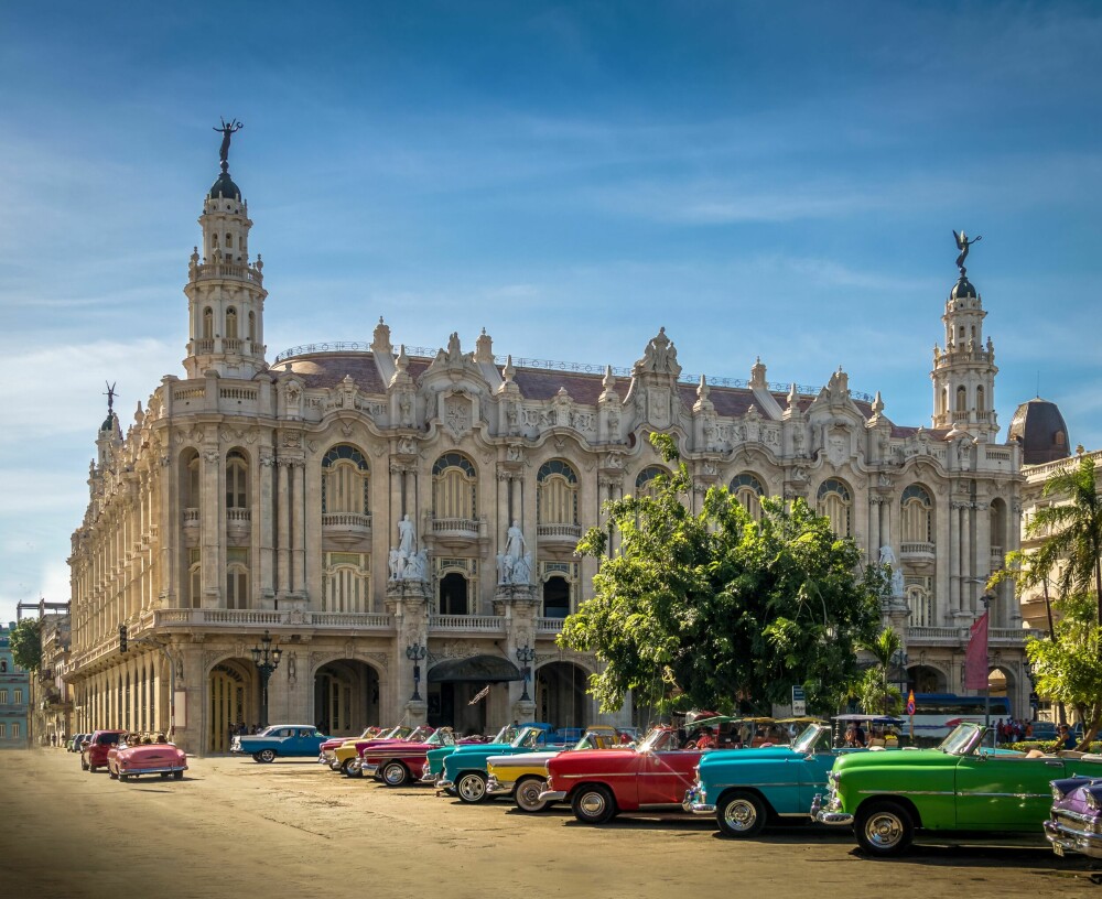 <b>PENT UTENPÅ …:</b> Vakre bygg og stilige biler preger bybildet i sentrum av Havanna.