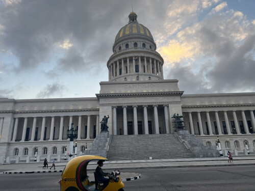 <b>EL CAPITOLIO:</b> En tuk-tuk-drosje passerer i forkant av det kubanske kongressbygget. Det er laget etter modell av amerikanske Capitol Hill, men er selvsagt en meter høyere, bredere og lengre, samt rikere på detaljer. 