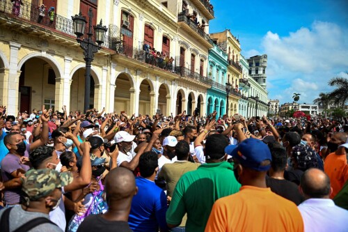 <b>PROTESTER:</b> I fjor tok man til gatene for å protestere mot de stadig vanskeligere kårene for fattige kubanere.