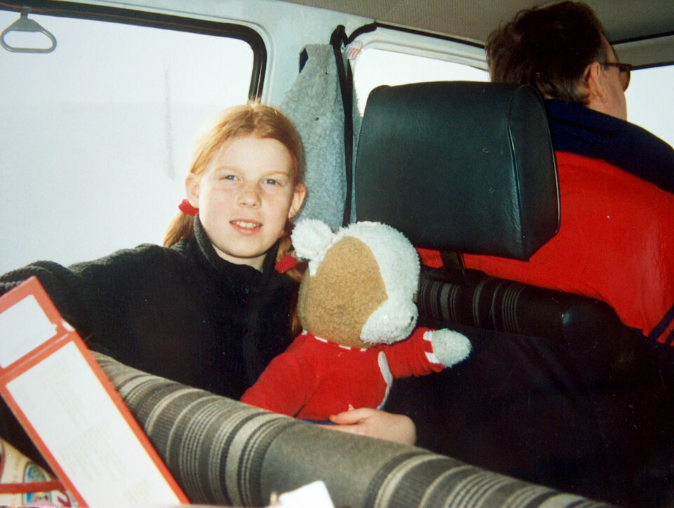 PÅ FERIE: Gabrielle har stor respekt for foreldrene som dro med seg de fem barna på ferie i en folkevognbuss. Her er hun rundt ti år, på tur med familien og bamsen sin.