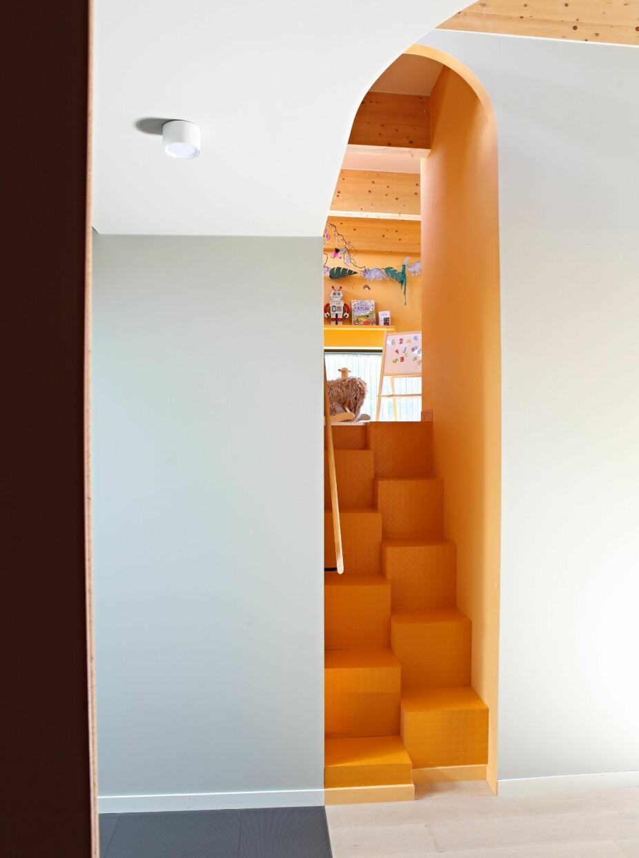 <b>ORANSJE TRAPP:</b> En fargesterk trapp fører opp til lekerom og hems. Veggfargen er S 1040-Y30R, og gummiflisene i trappen er Artigo Classic Y507.